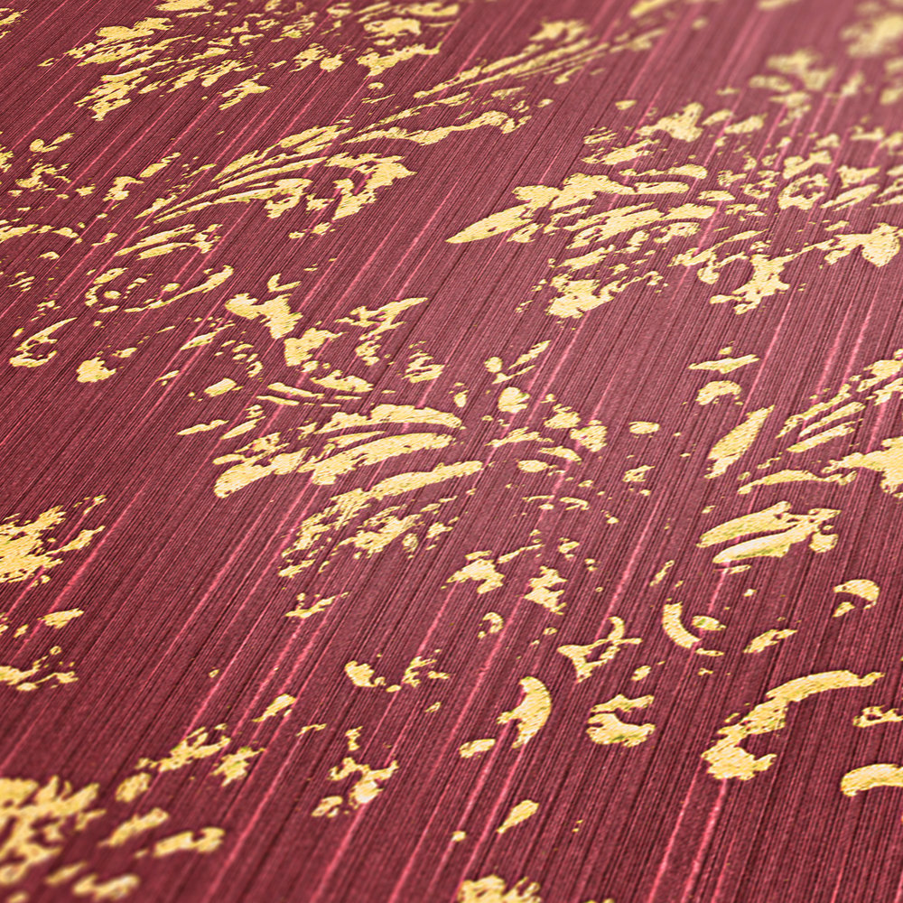             Papier peint avec ornements dorés, look usé - rouge, or
        