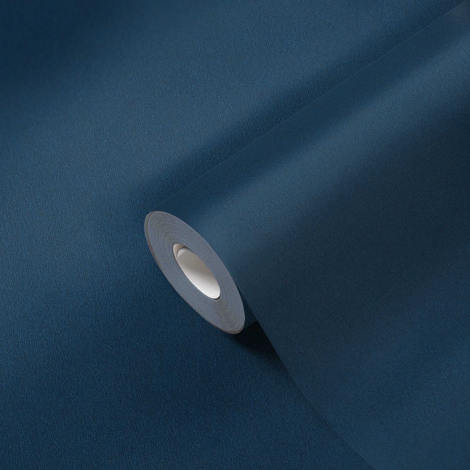             Papier peint bleu foncé, bleu marine uni avec hachures de couleur
        