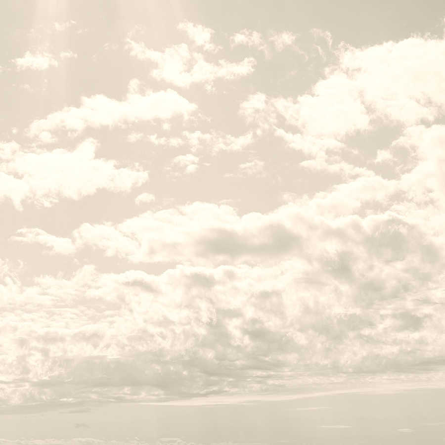 Grafisch Behang Hemel met Wolken op Parelmoer Glad Vlies
