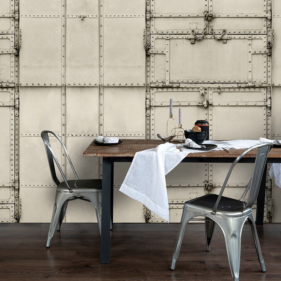 Digital behang »madurai« - Patchwork ontwerp met metalen platen met klinknagels & kettingen - Licht getextureerde niet-geweven stof
