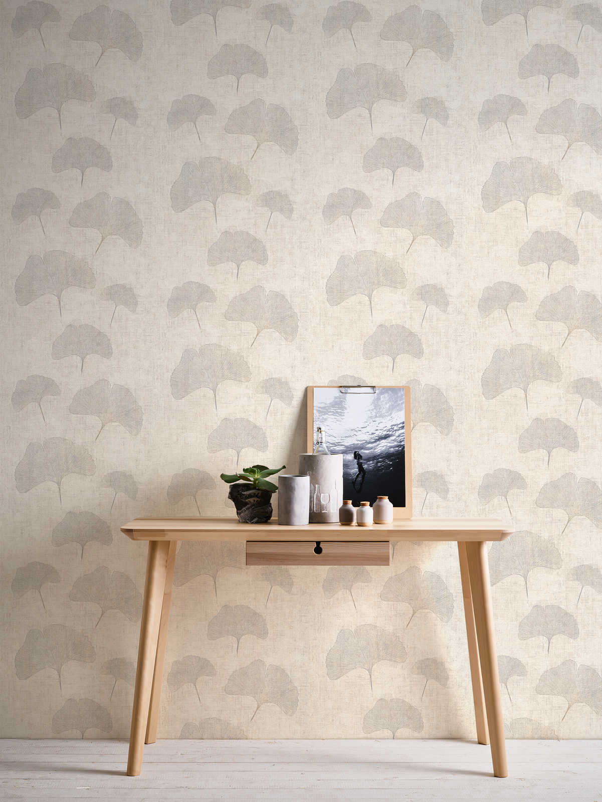             Wallpaper ginko leaves metallic effect, linen look- beige, silver, brown
        