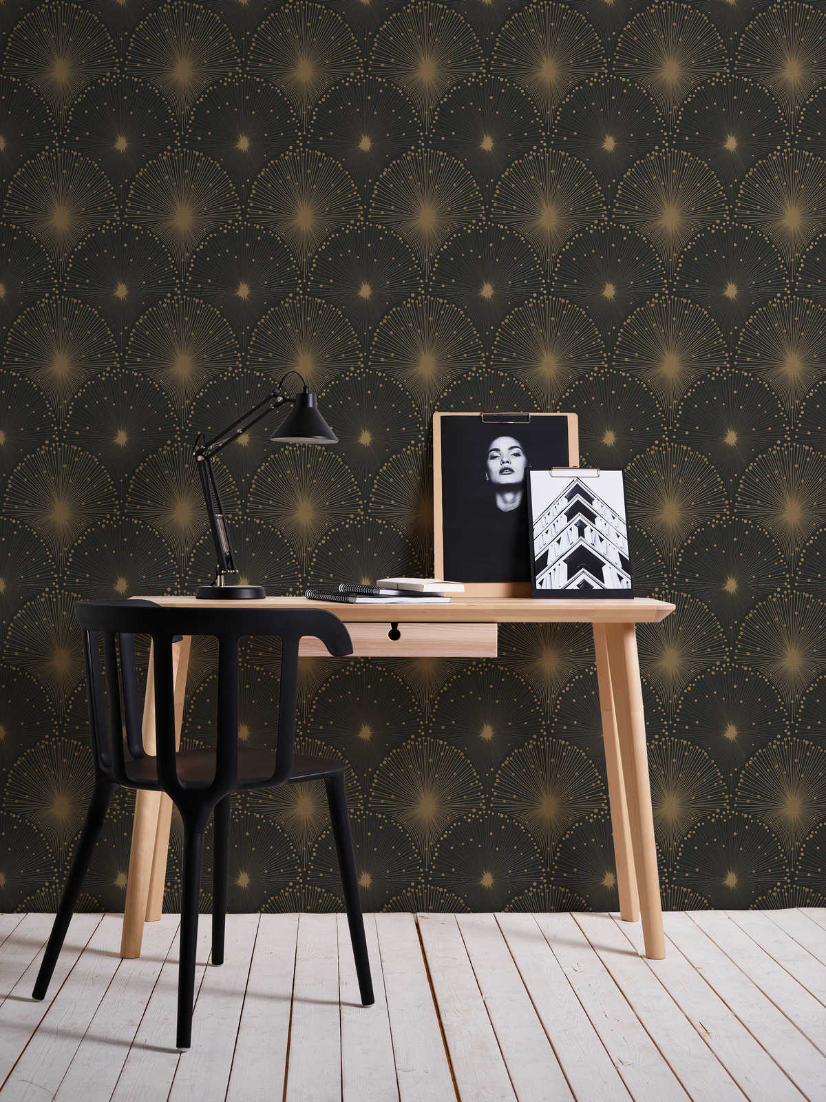             Wallpaper metallic effect in art deco style - gold, black
        