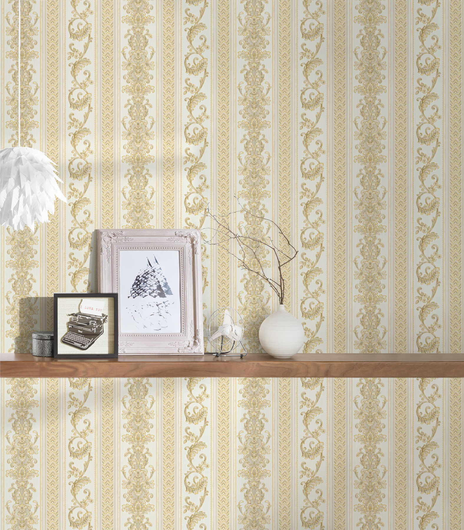             Barok gestreept behang met ornamenteel patroon - crème, goud
        