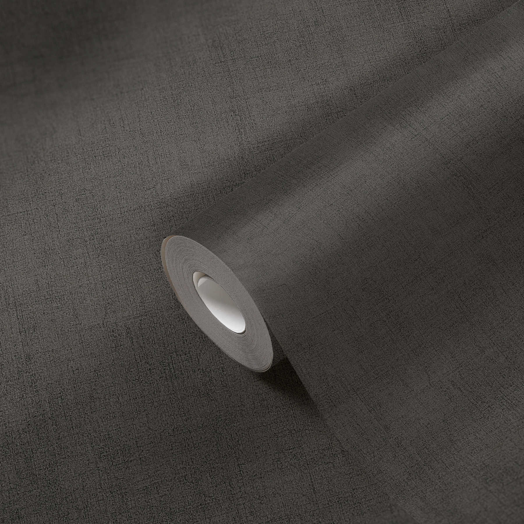             Carta da parati grigio antracite con struttura tessile ed effetto lucido
        