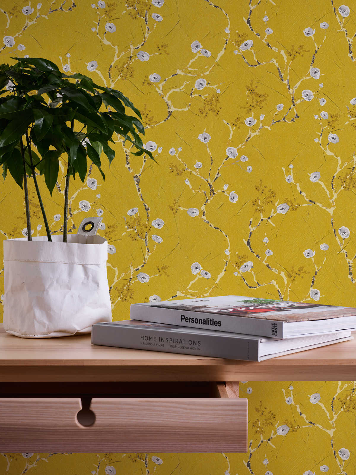             Papier peint jaune avec branches fleuries style dessin
        