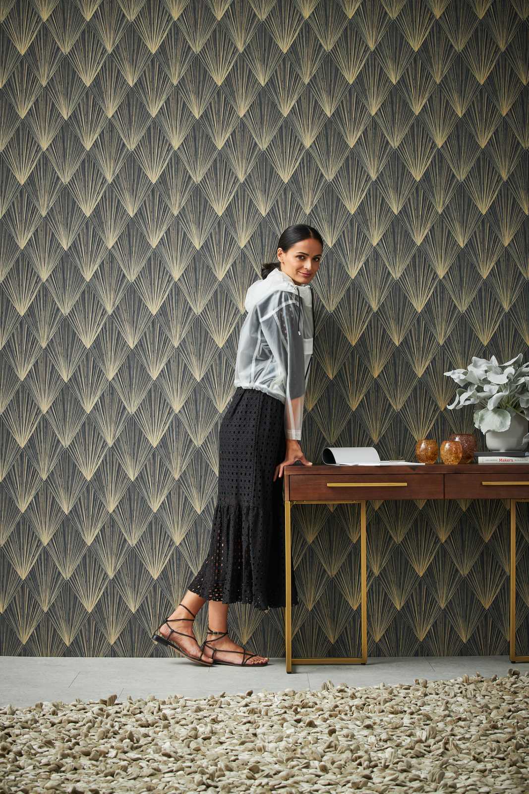             Black non-woven wallpaper with metallic pattern - beige, metallic, black
        