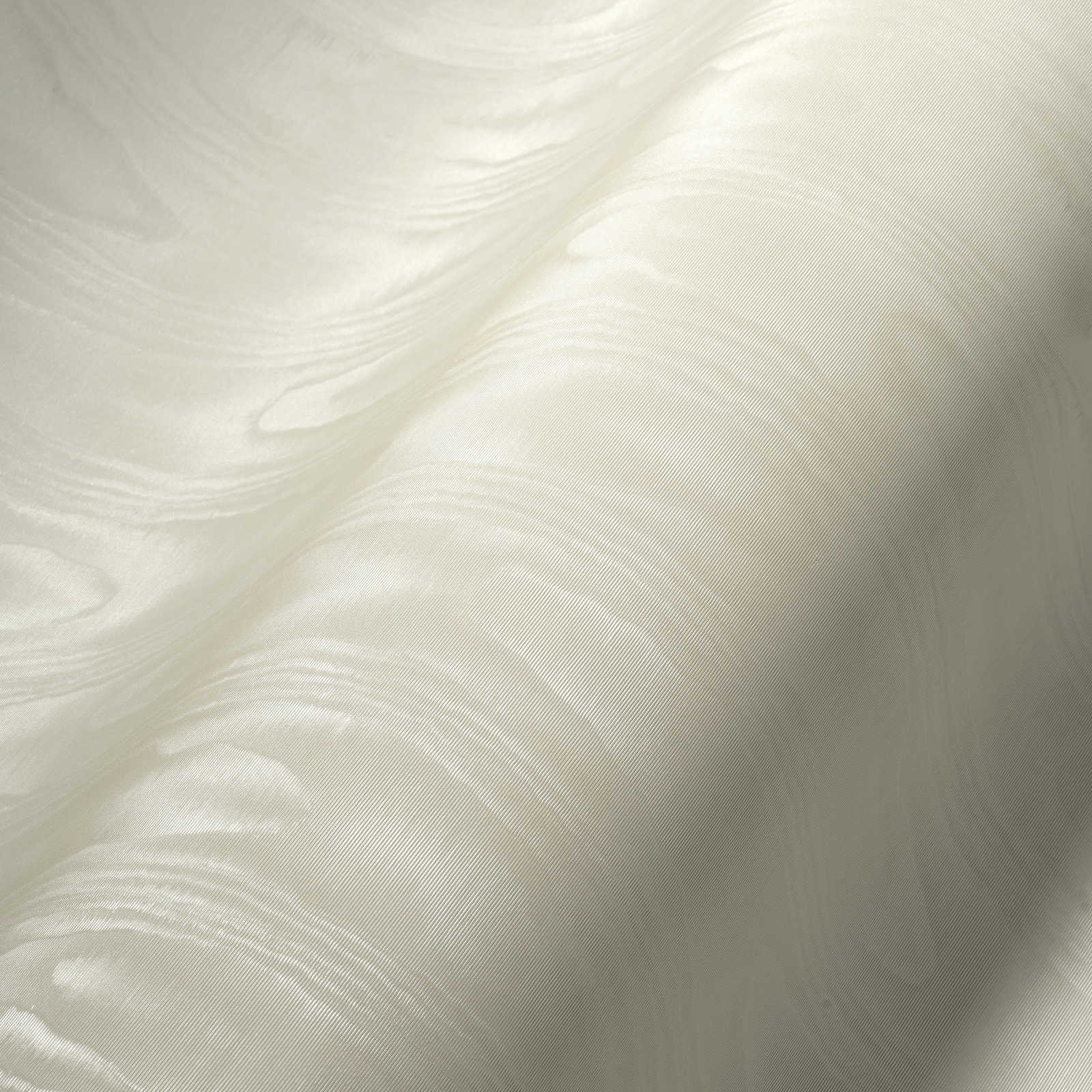             Papel pintado de aspecto textil crema con efecto moiré de seda
        