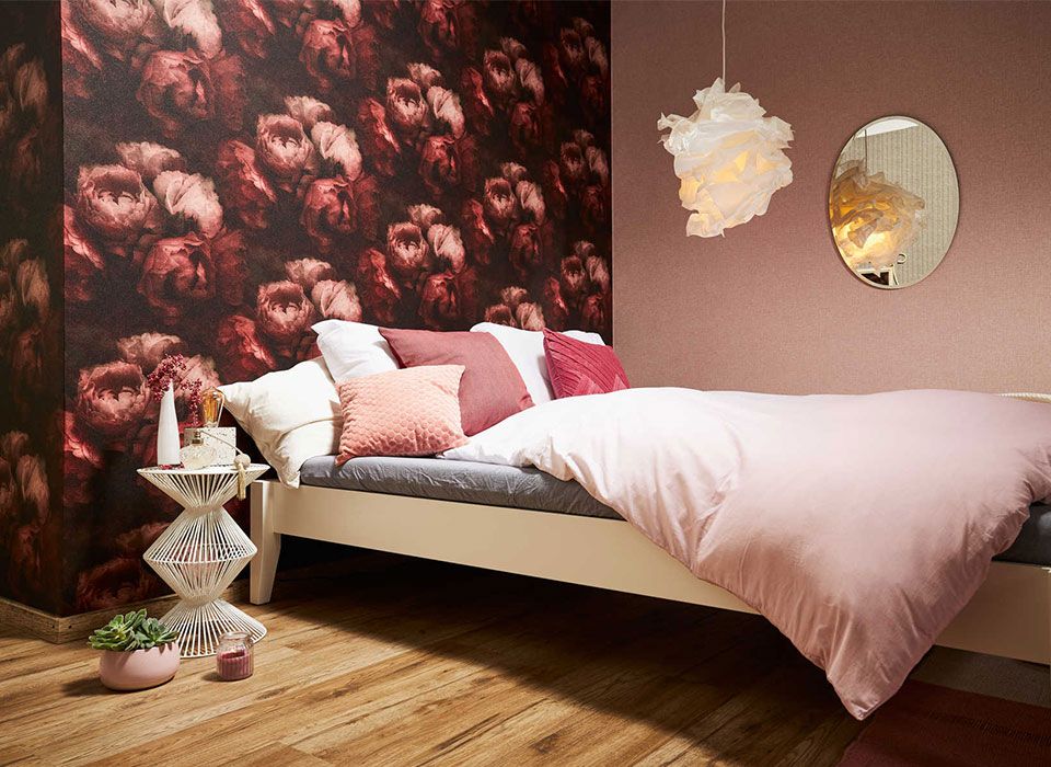 Teaser-romantic-bedroom-with-flower-wallpaper-AS373924_(1)