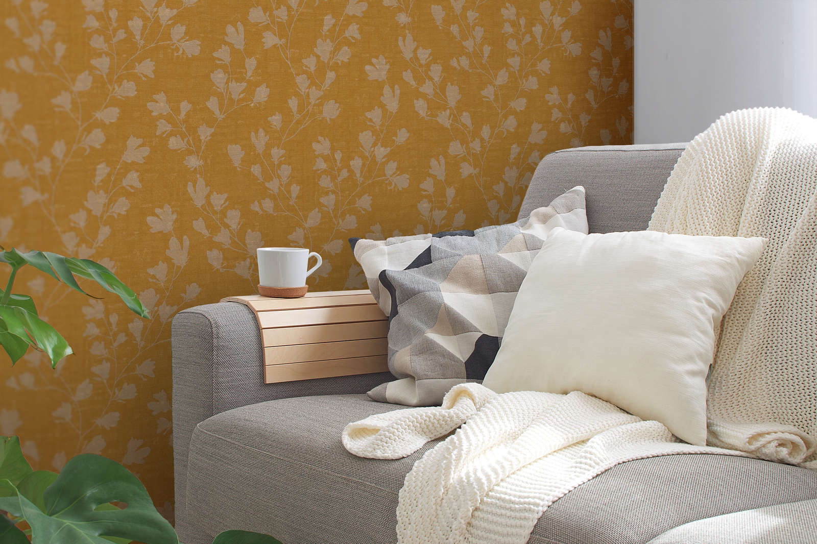             Non-woven wallpaper plain with mottled effect - yellow
        