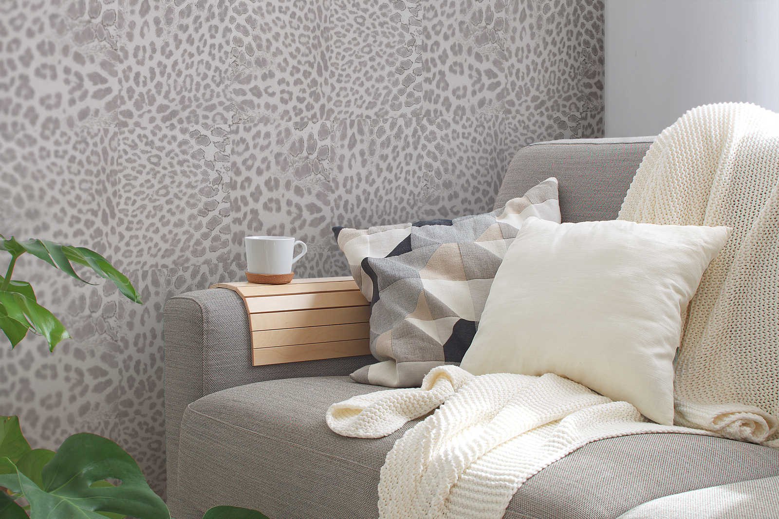             Animal Print papier peint gris avec motif léopard métallisé
        