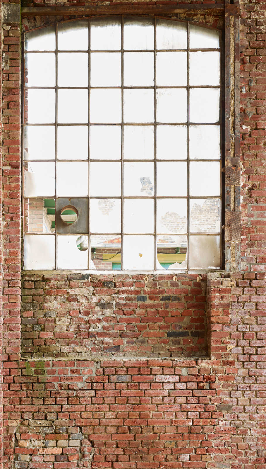             Carta da parati con ritaglio di una vecchia finestra di fabbrica - Marrone, Crema, Beige
        