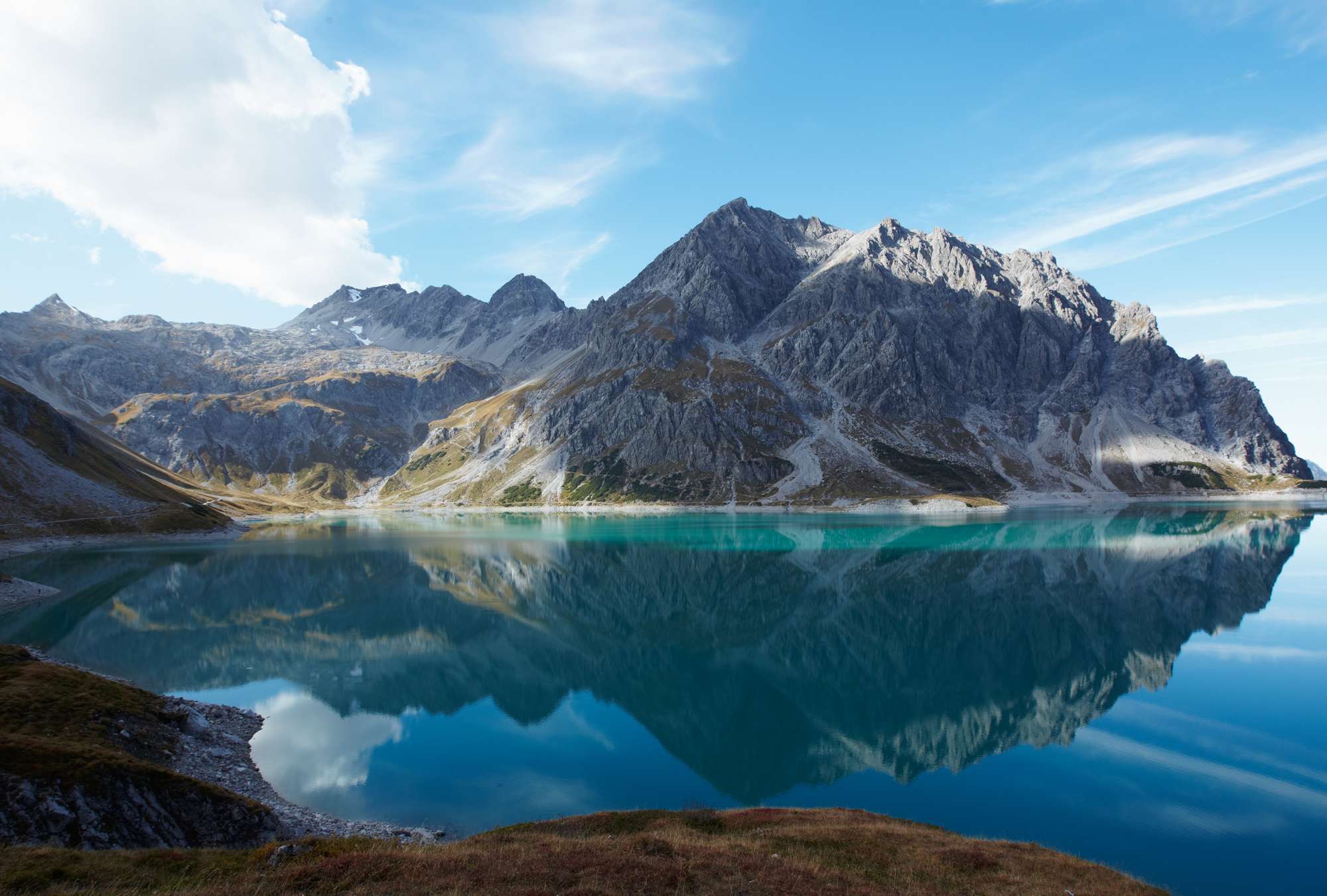             Lac de montagne clair - Papier peint Nature Panorama Lac de montagne Idylle
        