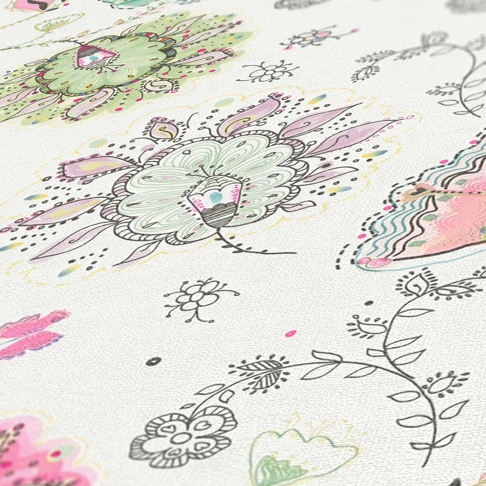             Papel pintado con motivos florales en colores vivos: crema, verde, rosa
        