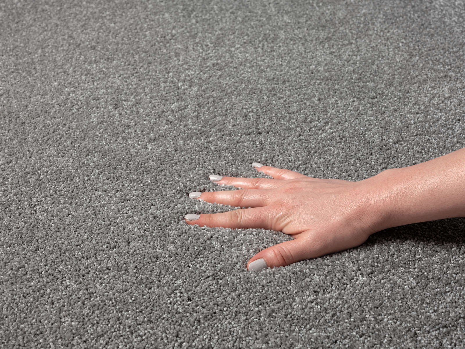             Pluizig kortpolig tapijt in grijs - 110 x 60 cm
        