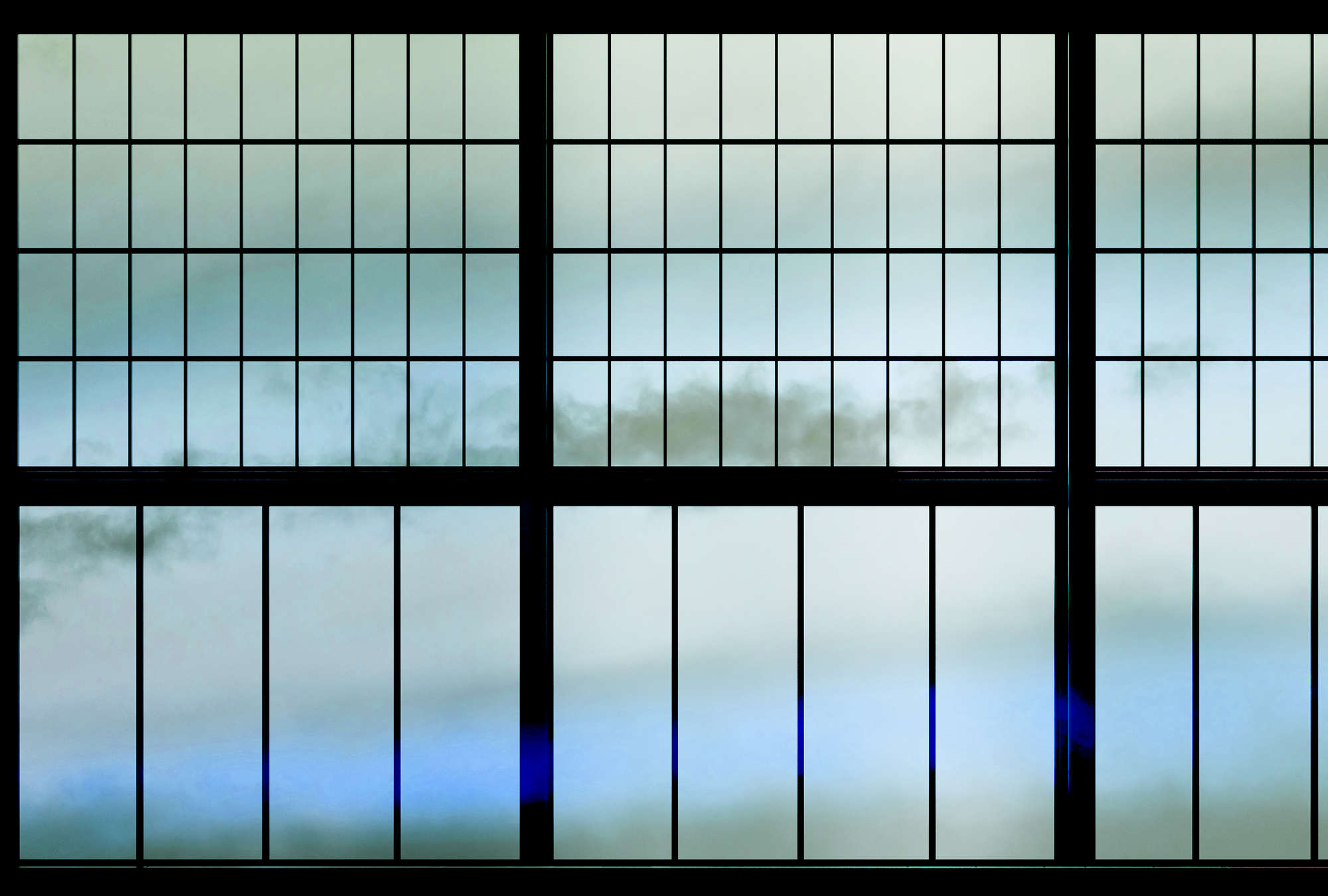             Sky 3 - Carta da parati "Muntin Window with Cloudy Sky" - Blu, nero | Materiali non tessuto testurizzato
        