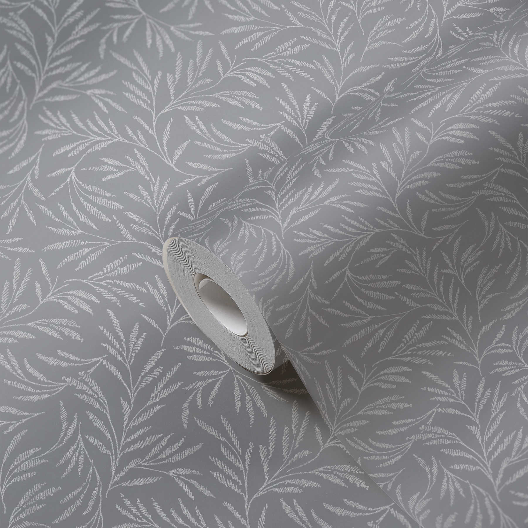             Papel pintado no tejido gris con motivos de hojas de plata
        