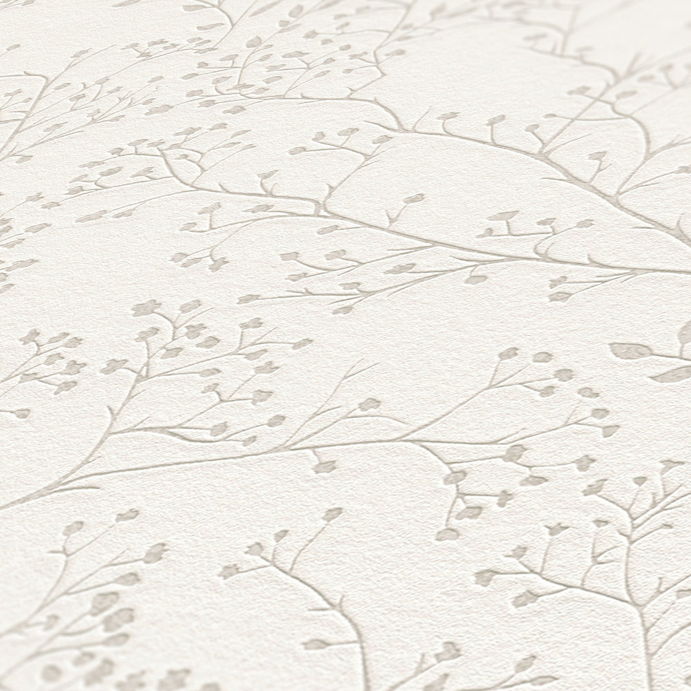             Carta da parati a tinta unita bianco panna con motivo a foglie, effetto lucido e texture
        