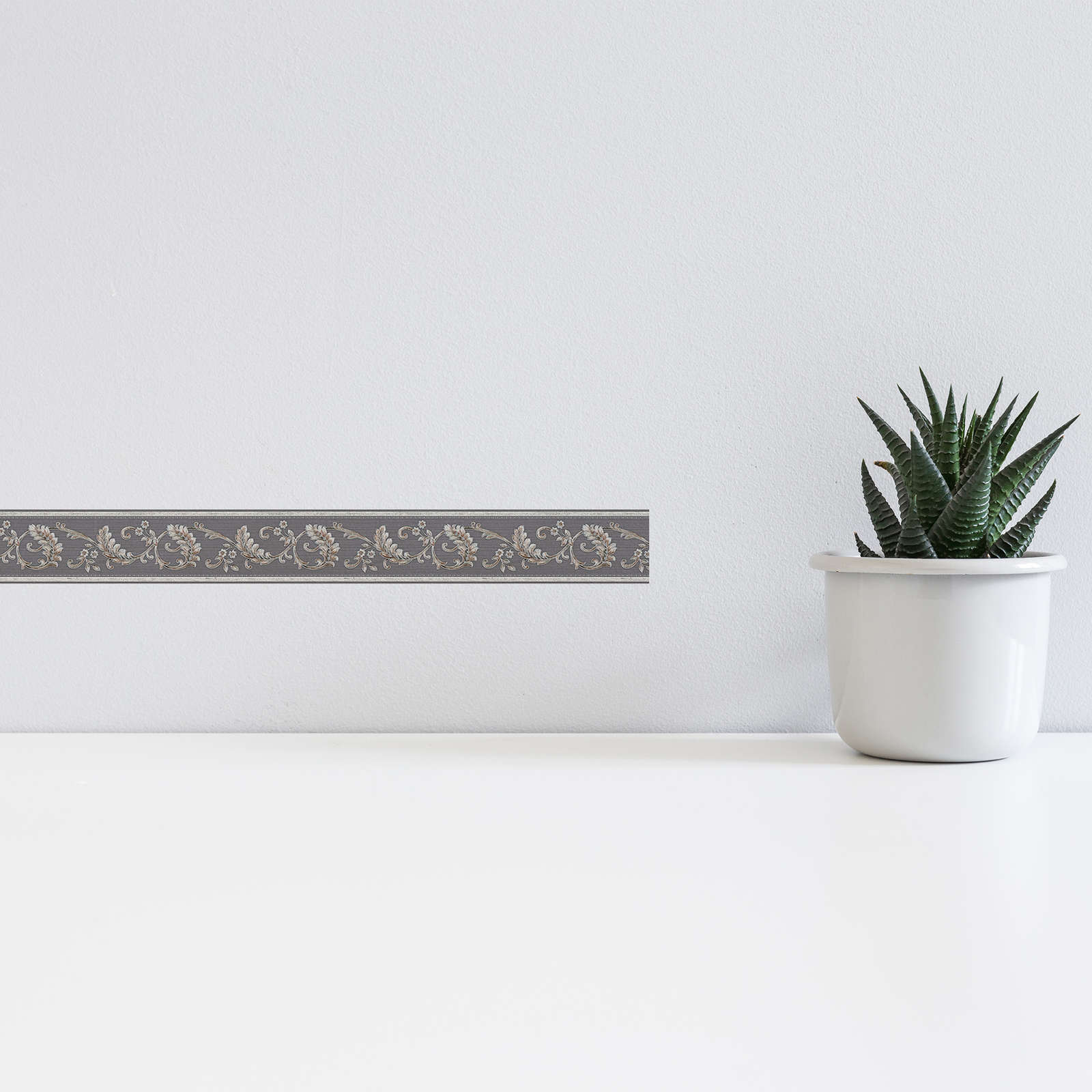             Cenefa de papel pintado con efecto metálico y diseño ornamental - gris
        