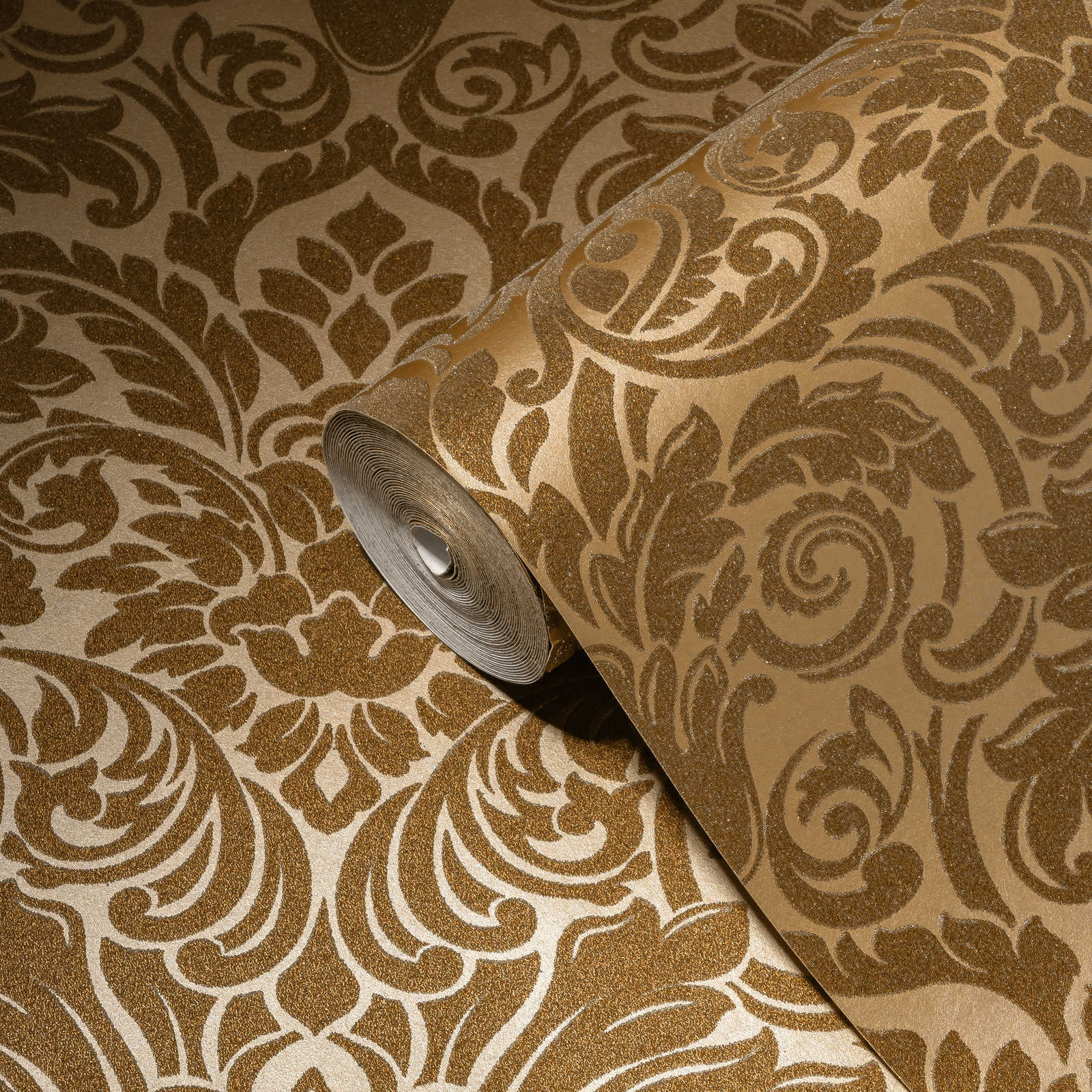             Papel pintado ornamental efecto metálico y diseño floral - oro
        