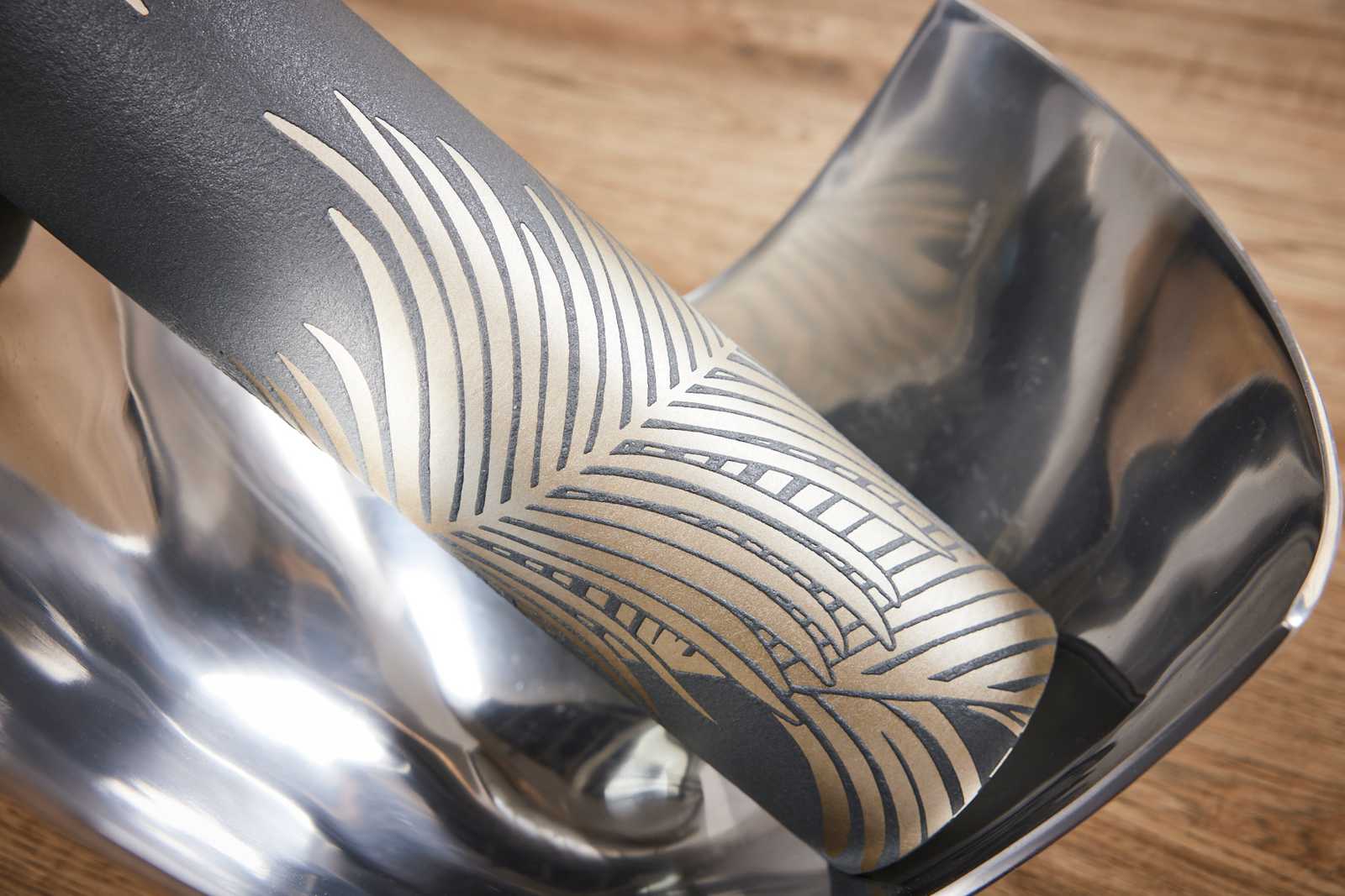            Feuilles de palmier papier peint gris & or avec structure & effet métallique
        