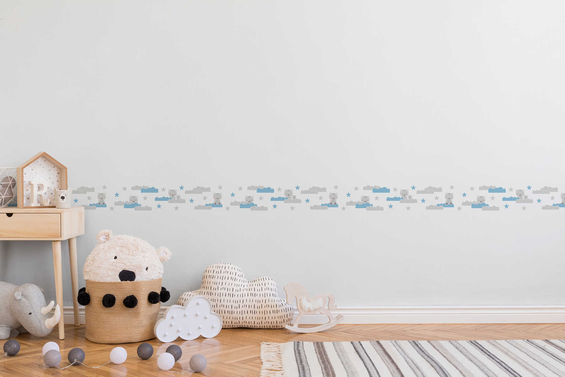             Bordura autoadhesiva para habitación de bebé de niño "Cielo de oso" - Gris, Azul, Blanco
        