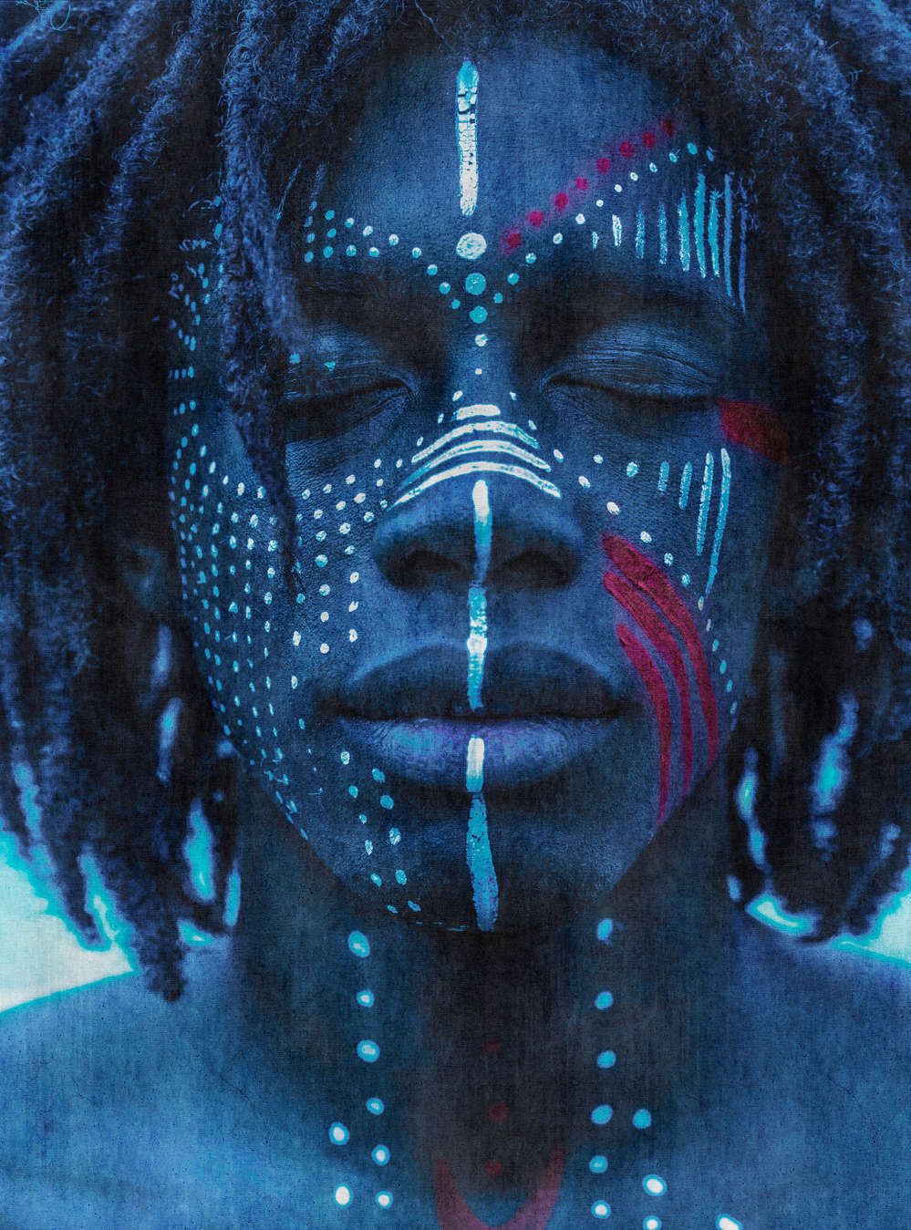             Fotomural »mikala« - Retrato africano azul con estructura de tapiz - Material no tejido de alta calidad, liso y ligeramente brillante
        