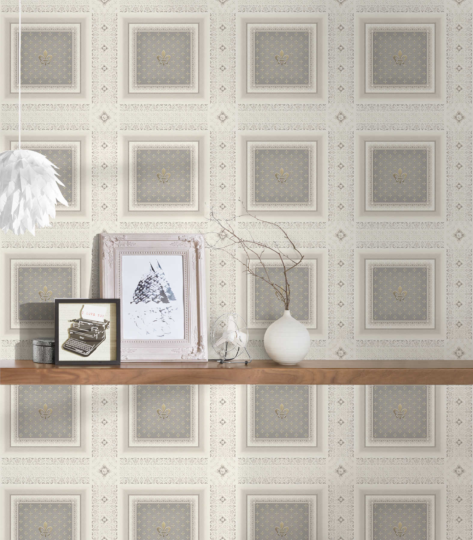             Fleur-de-lis wallpaper with silver design - cream
        