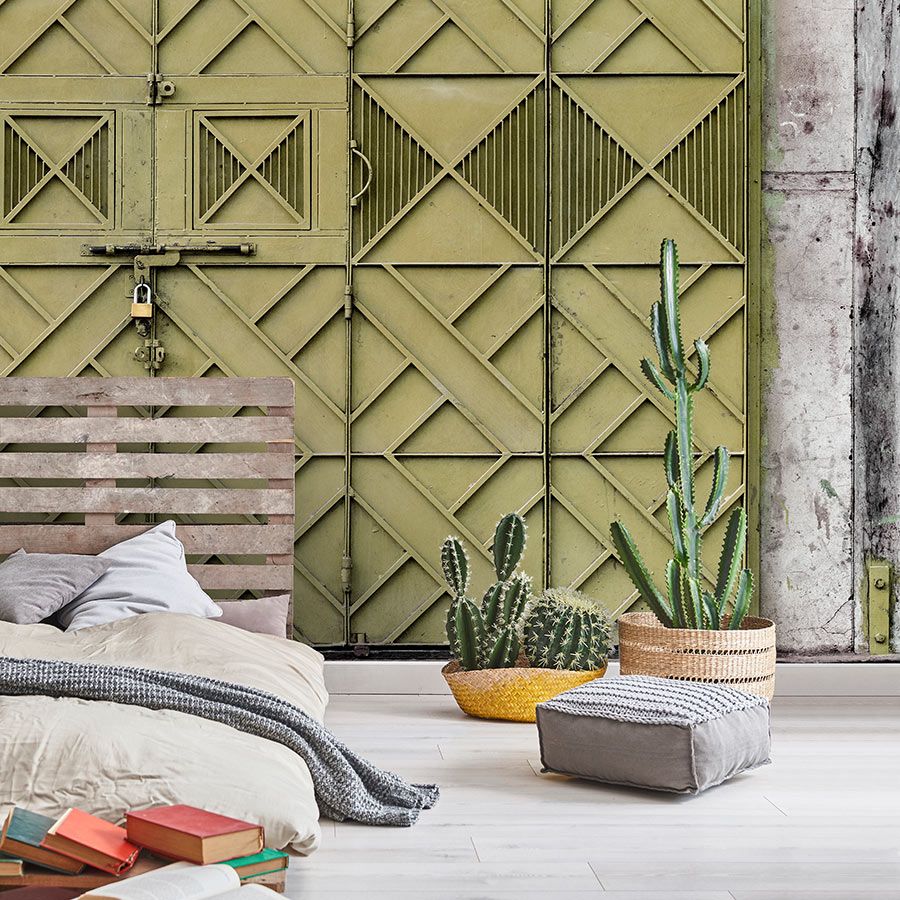 Digital behang »agra« - Close-up van een groen metalen hek met ruitvormige decoraties - Gladde, licht glanzende premium vliesstof
