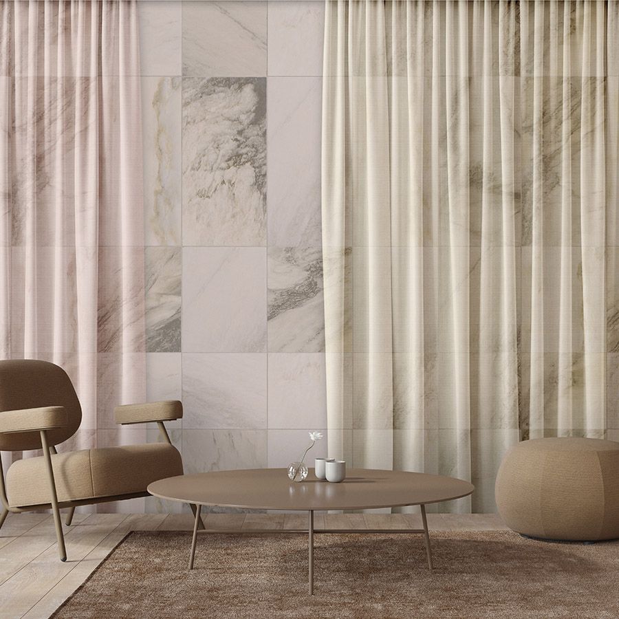 Digital behang »nova 3« - Subtiel vallende gordijnen tegen een beige marmeren muur - Gladde, licht glanzende premium non-woven stof
