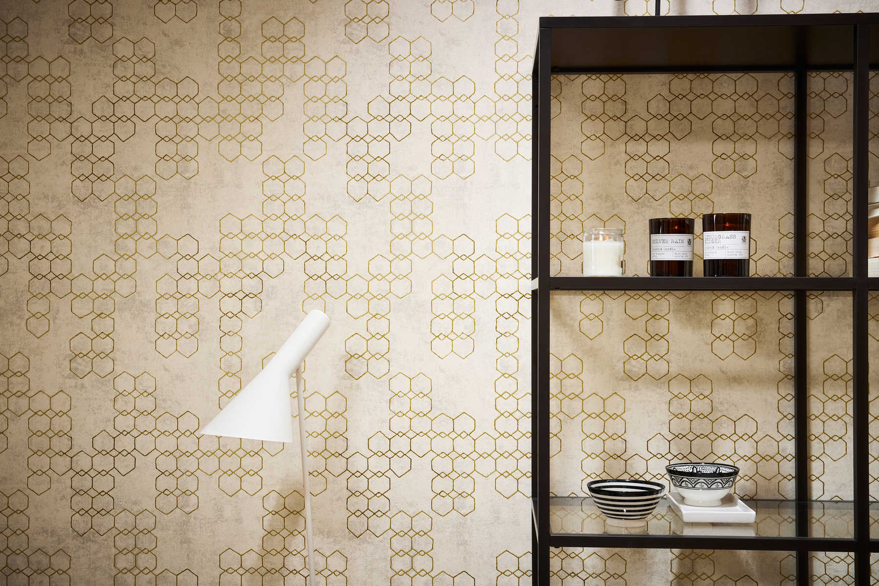             Geometrisch patroonbehang in industriële stijl - crème, goud, grijs
        