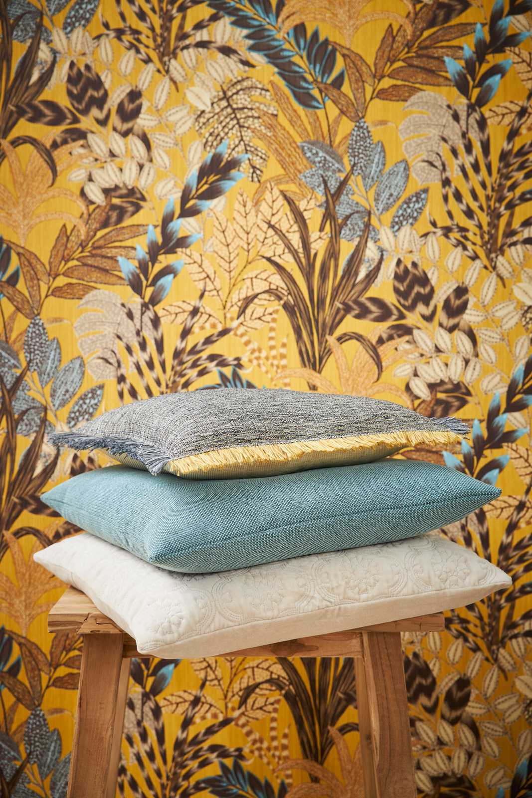             Wallpaper with leaves motif in bright colours - brown, colourful, yellow
        