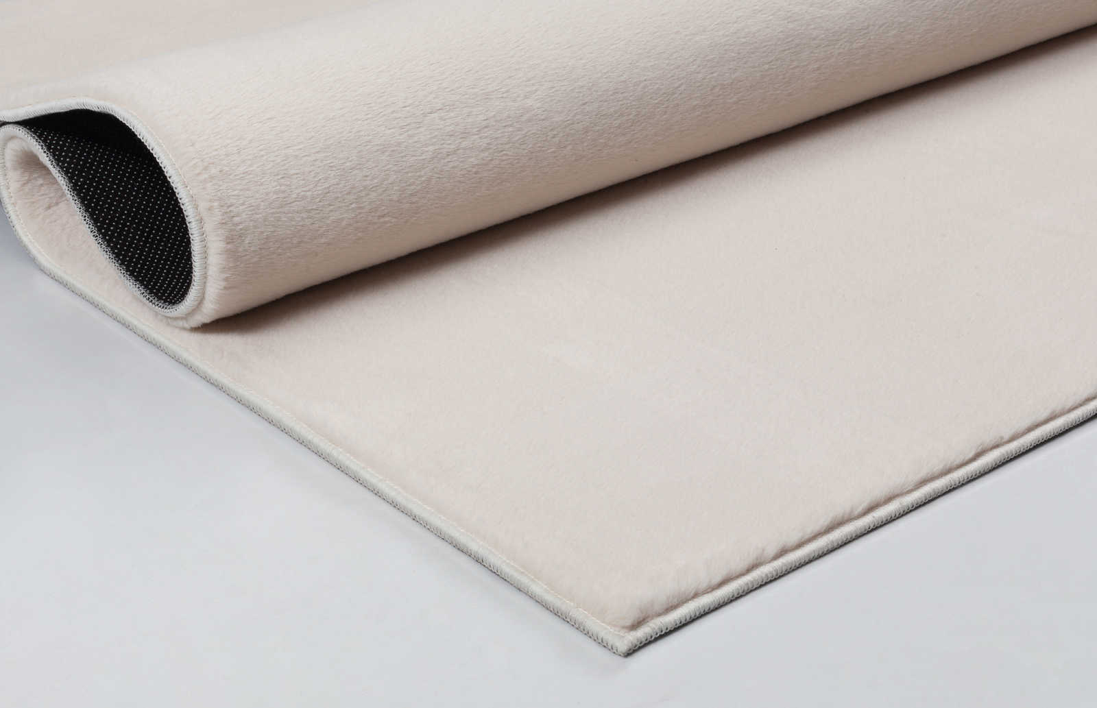             Plain high pile carpet in soft beige - 140 x 70 cm
        