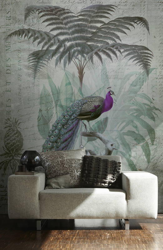             Mural vintage pavo real púrpura con plantas tropicales y escritura
        