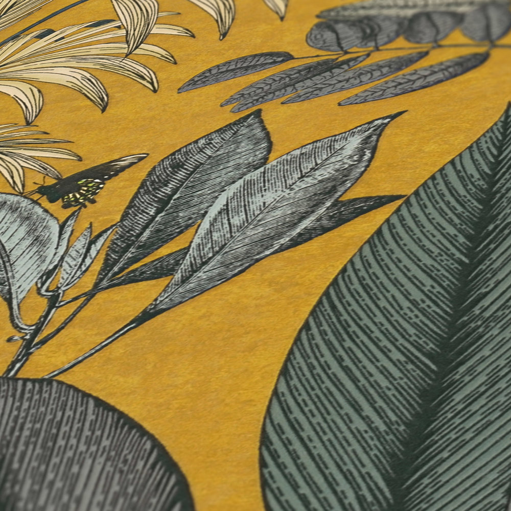             Mosterdgeel behang met tropische bladeren en bloemenpatroon
        