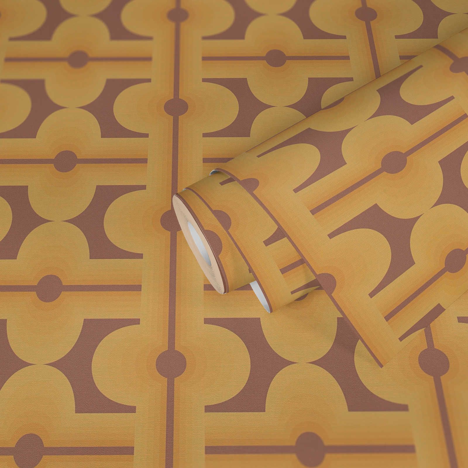             Abstracte patronen op jaren 70 vliesbehang in warme kleuren - bruin, geel, oranje
        