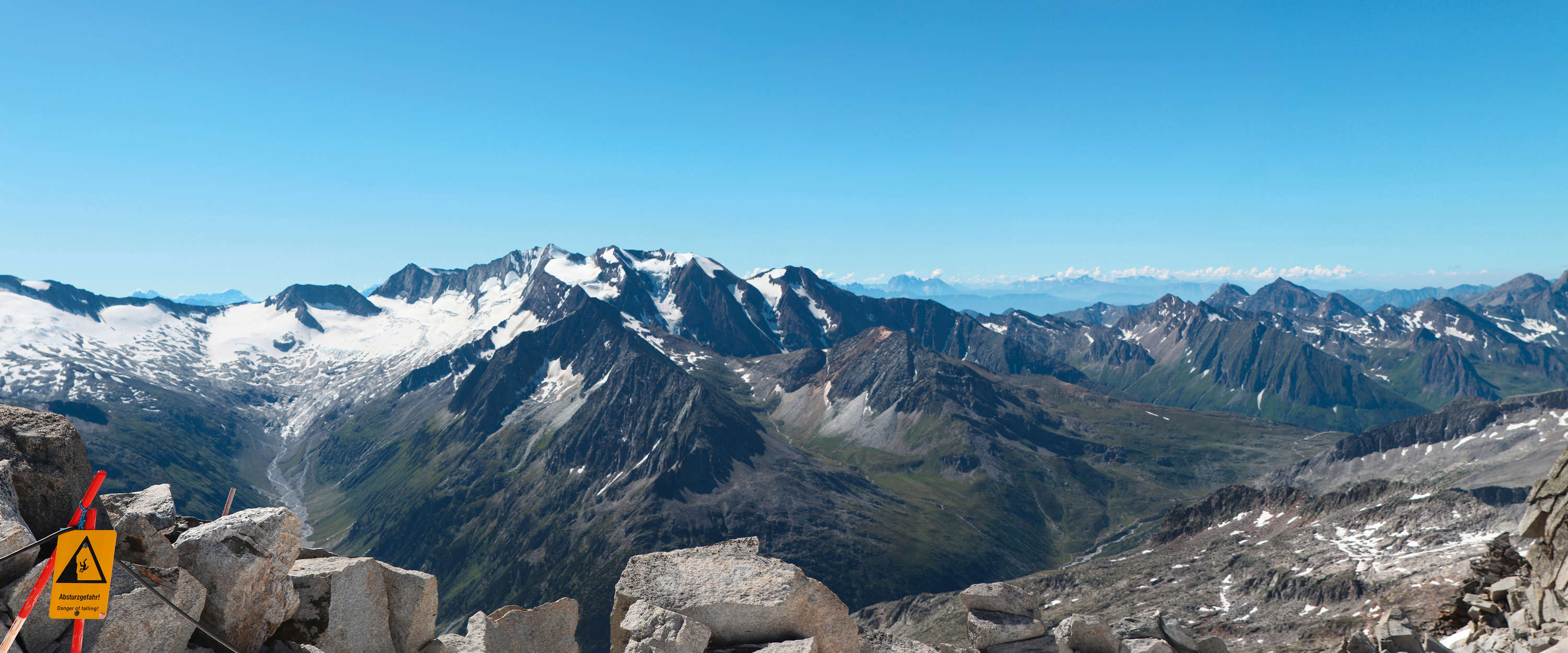            Muurschildering met weids uitzicht op het alpenpanorama
        