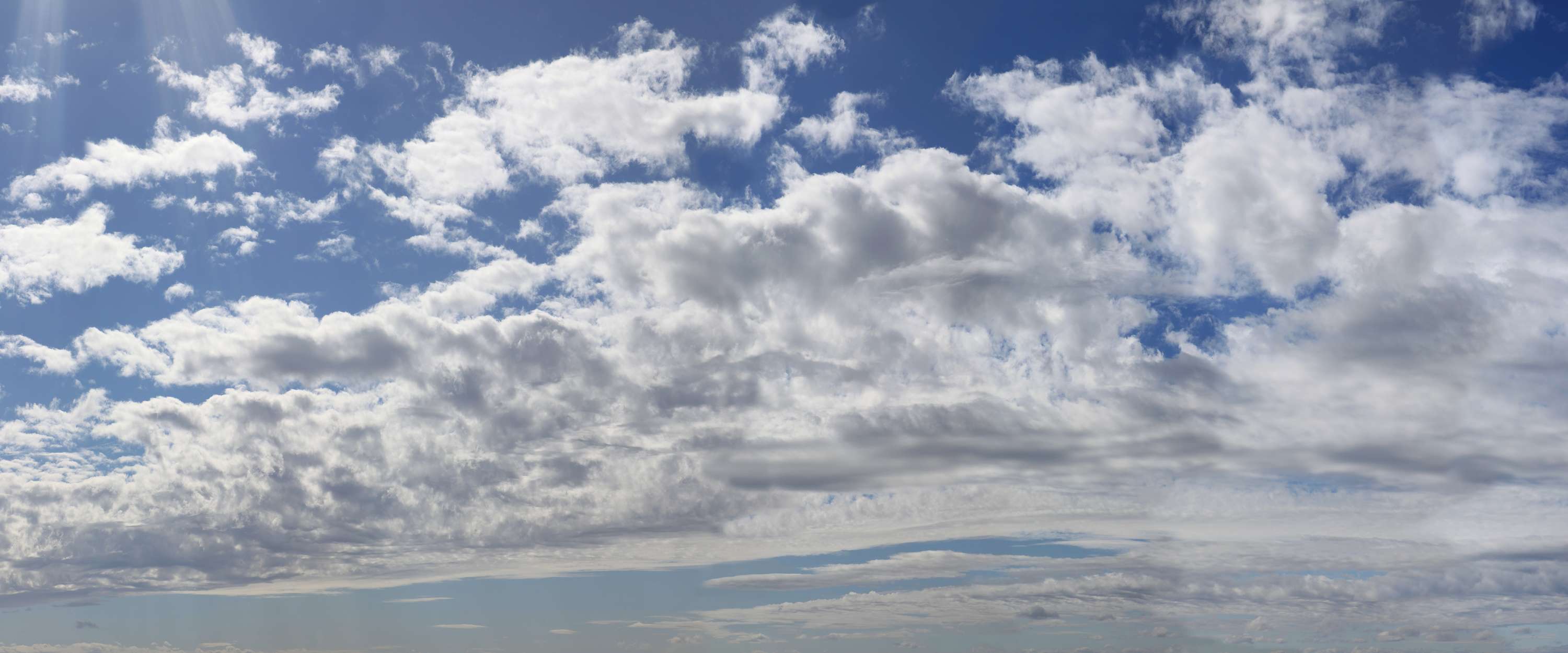             Lucht bewolkt - fotobehang wolk trein met blauwe lucht
        