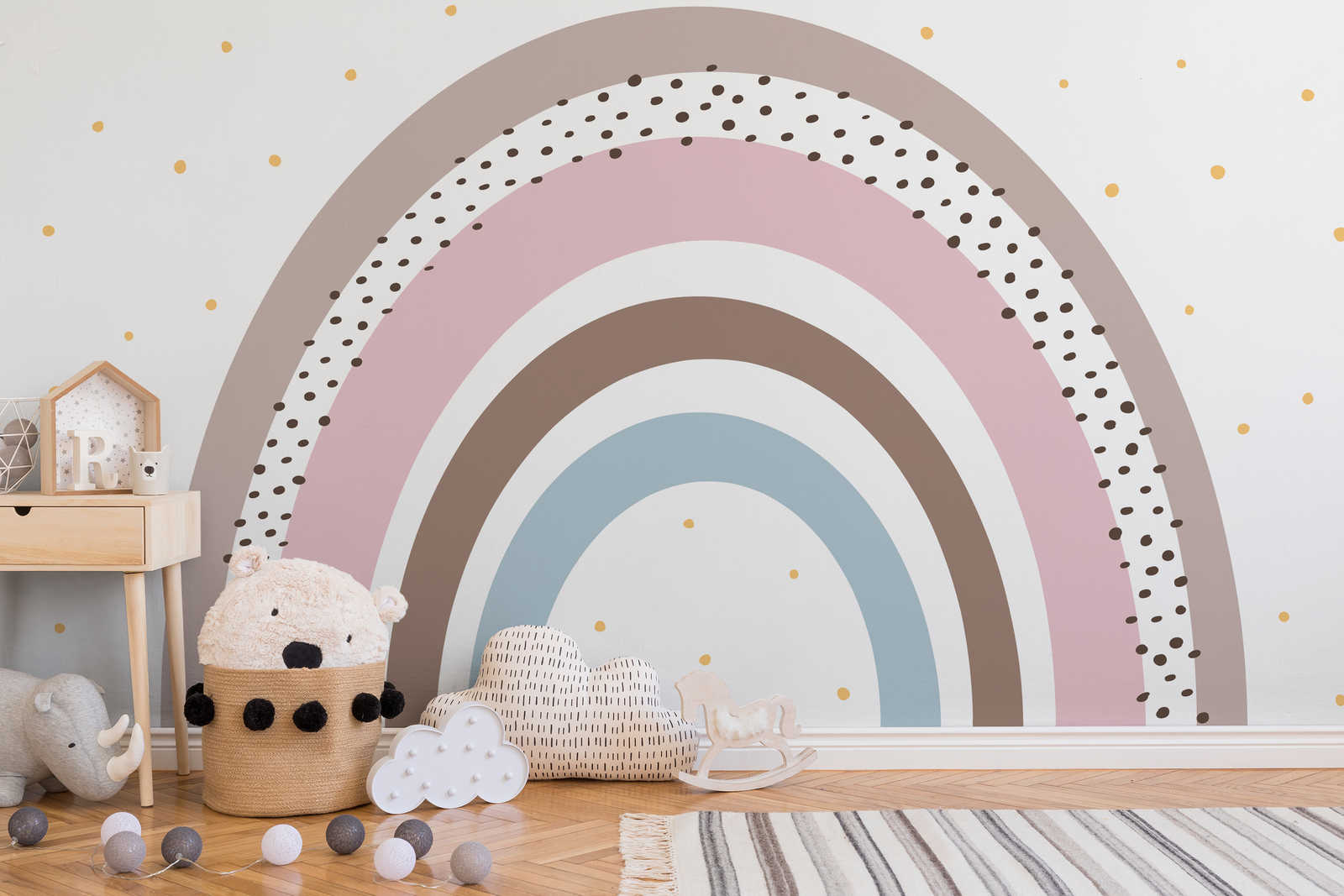             Papel pintado arco iris con lunares para la habitación del bebé
        