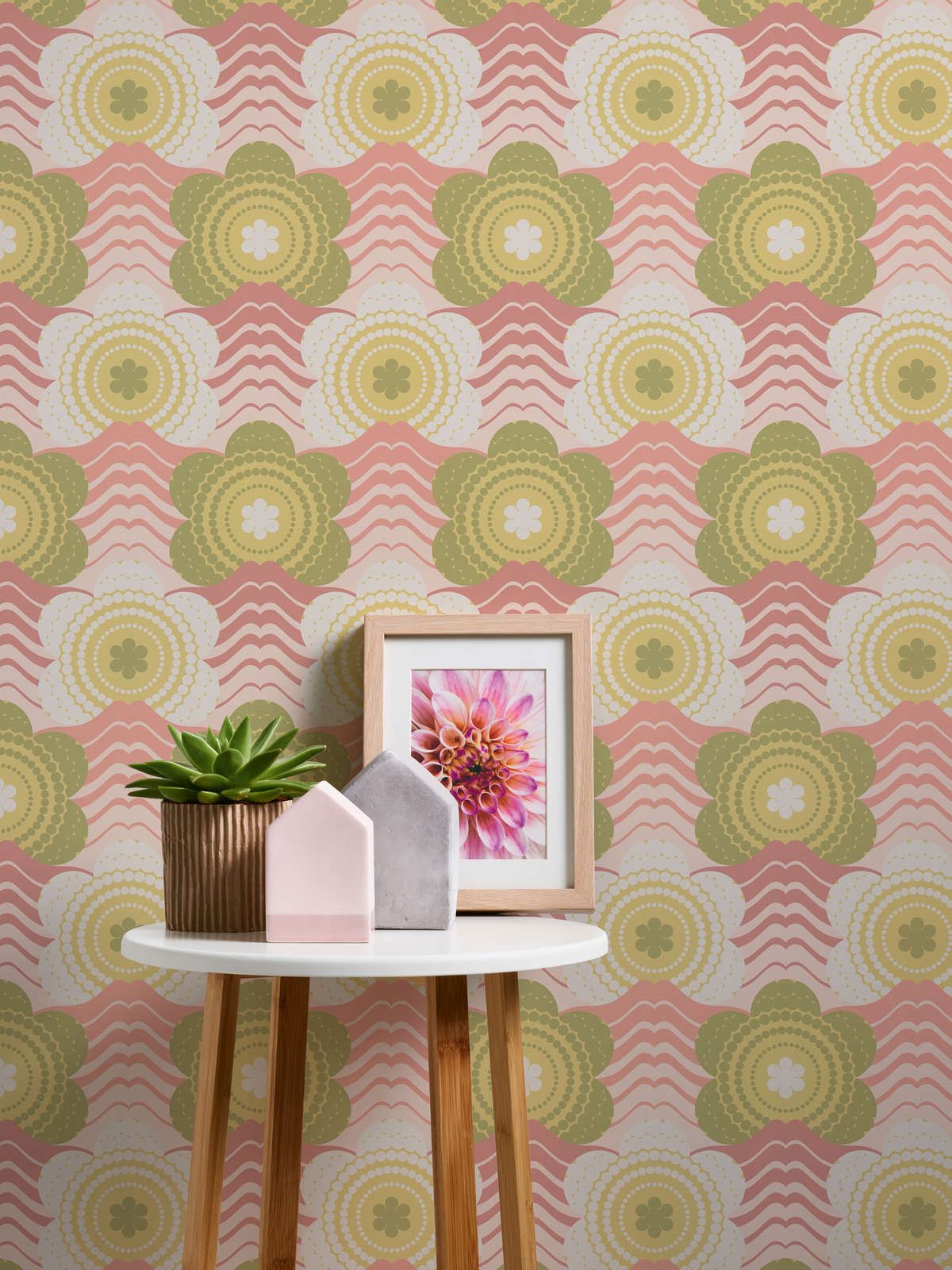             Retrostijl golven en bloemenpatroon op behang met lichte structuur - roze, groen, crème
        