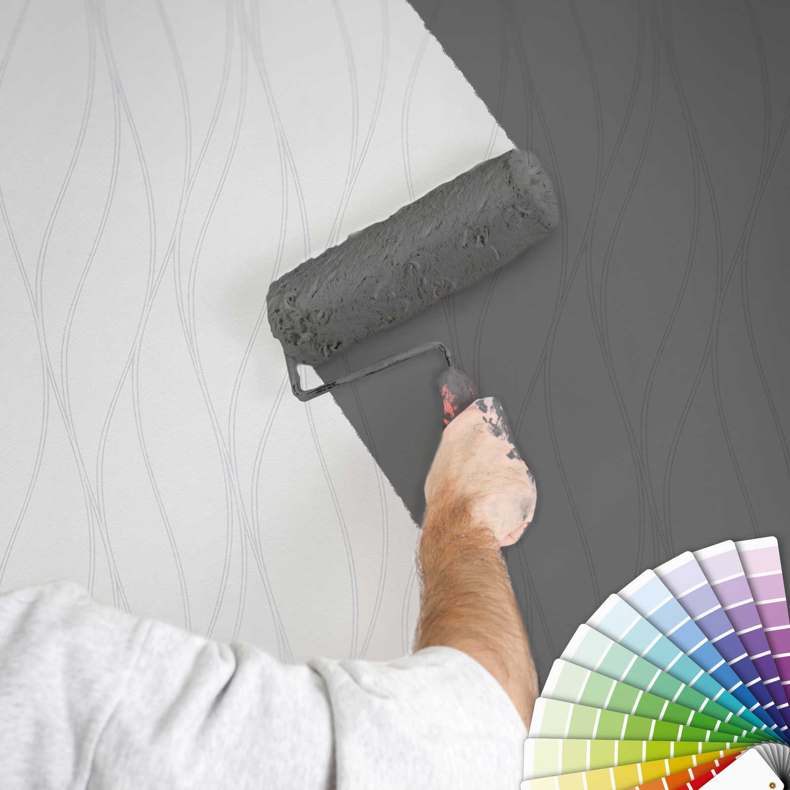             Non-woven wallpaper light grey with wavy lines patterns
        