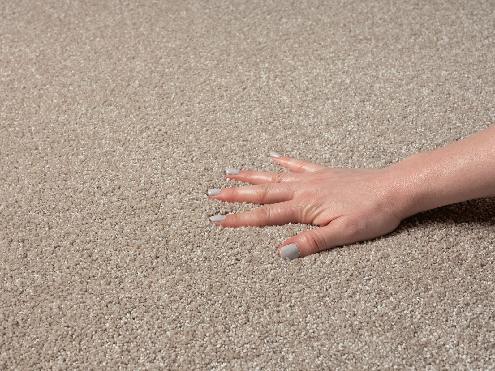             Soft short pile carpet in beige - 110 x 60 cm
        