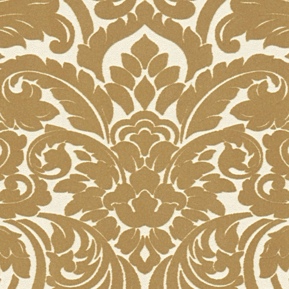             Barok behang met zijdeachtig flock patroon in goud
        