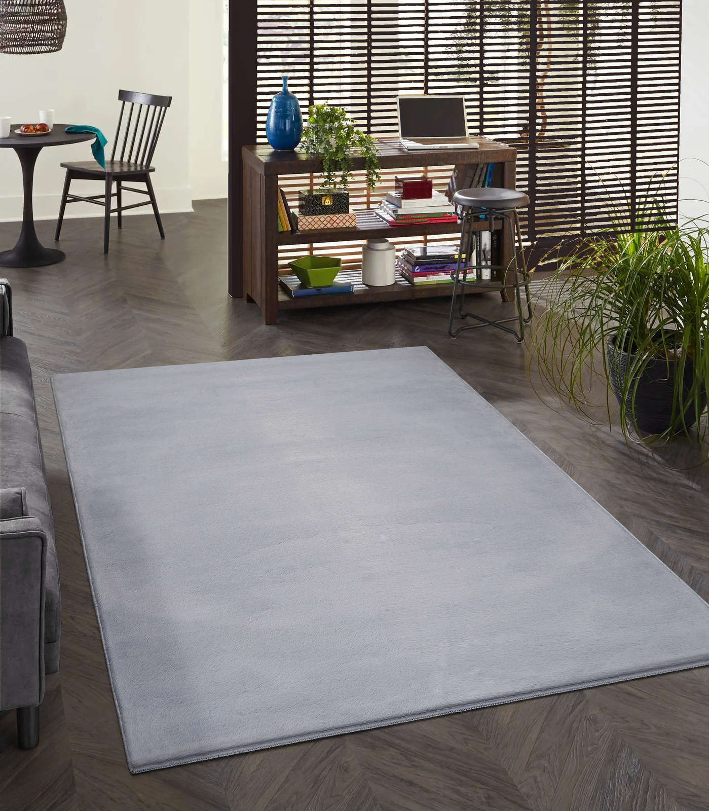             Comfortable high pile carpet in soft grey - 280 x 200 cm
        