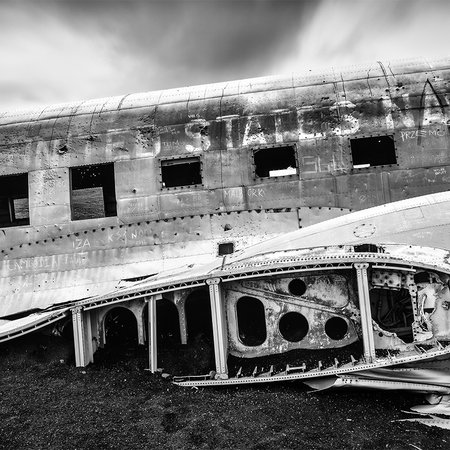         Photo wallpaper plane wreck Plainted States Navy - black and white
    