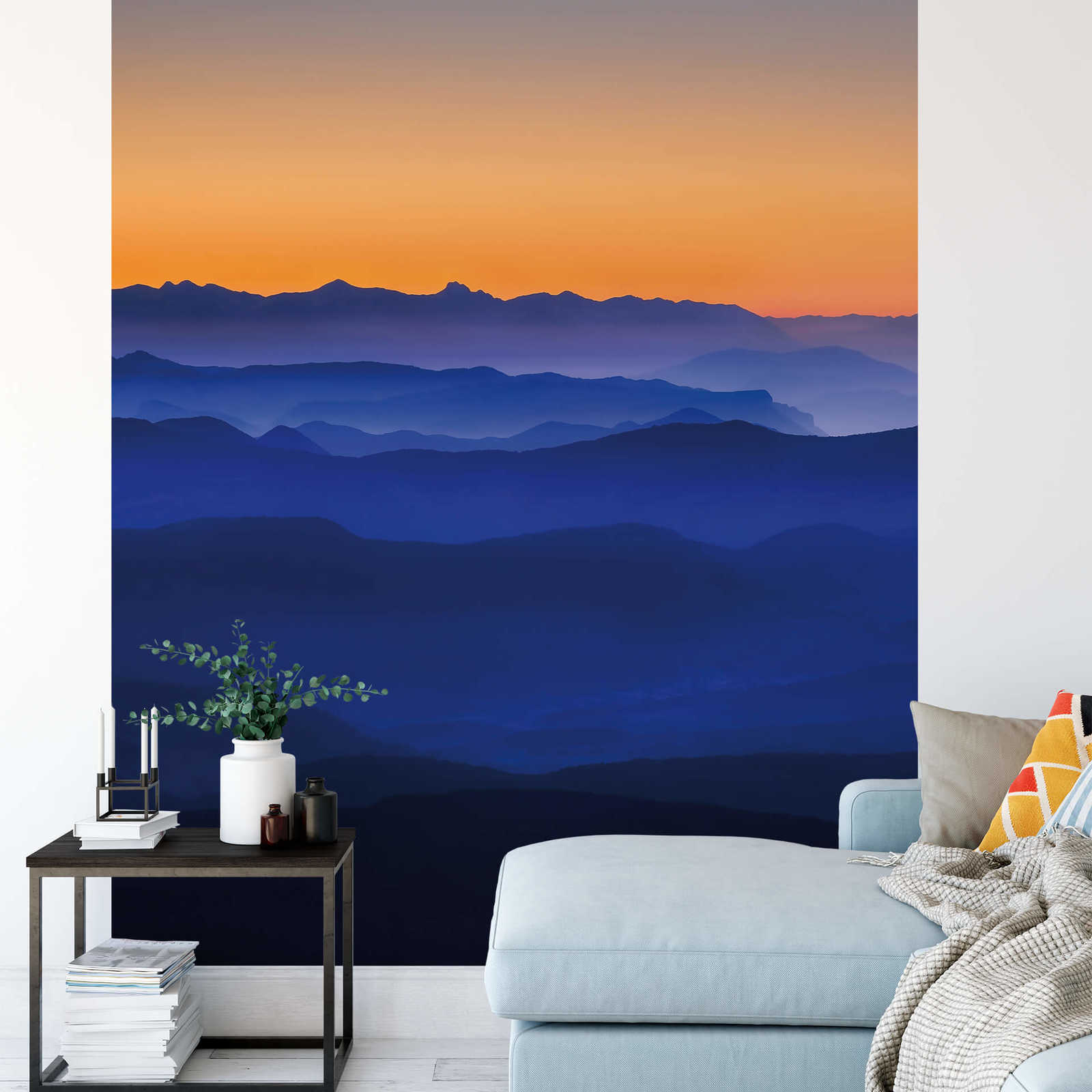             Papier peint montagne au crépuscule - bleu, orange, jaune
        