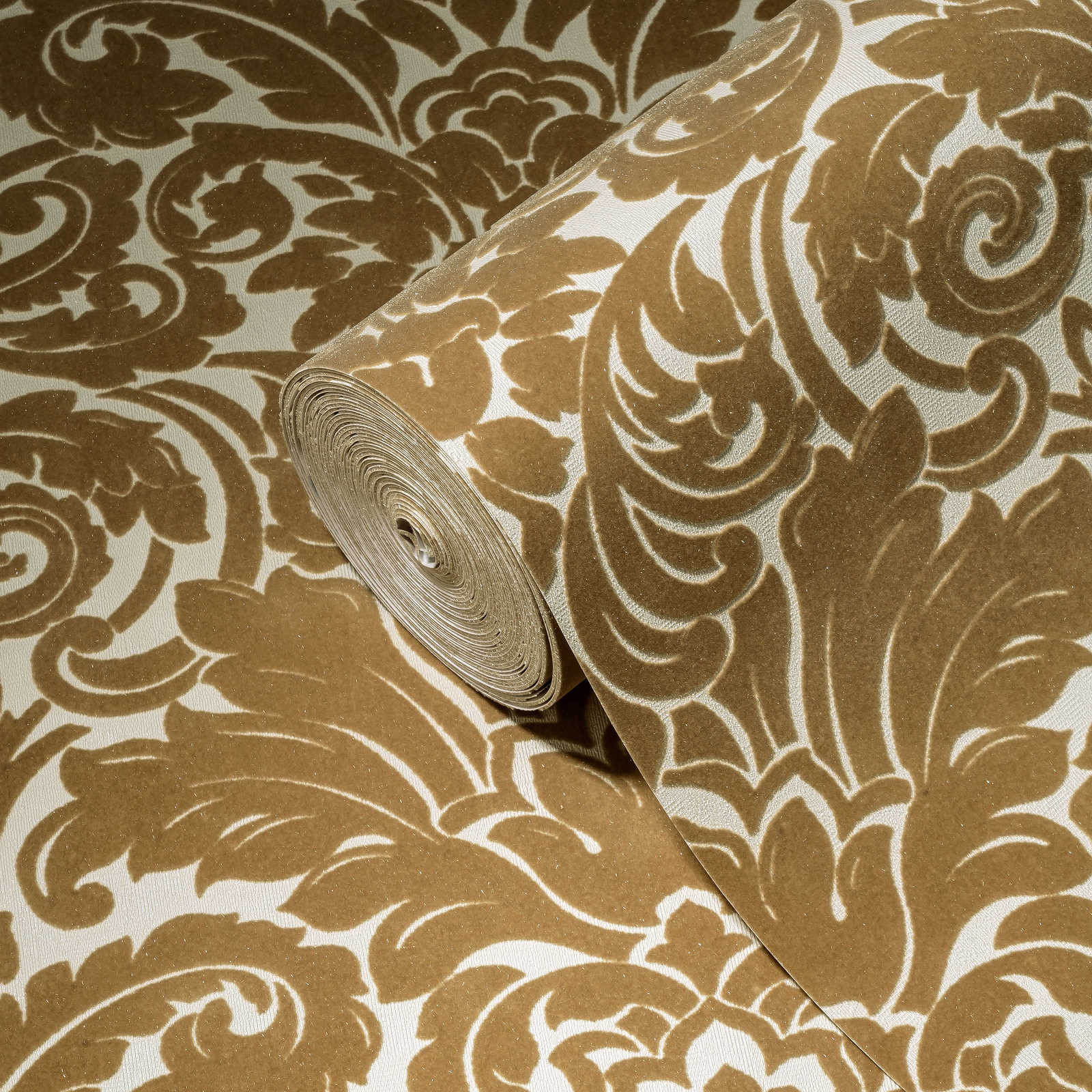             Barok behang met zijdeachtig flock patroon in goud
        