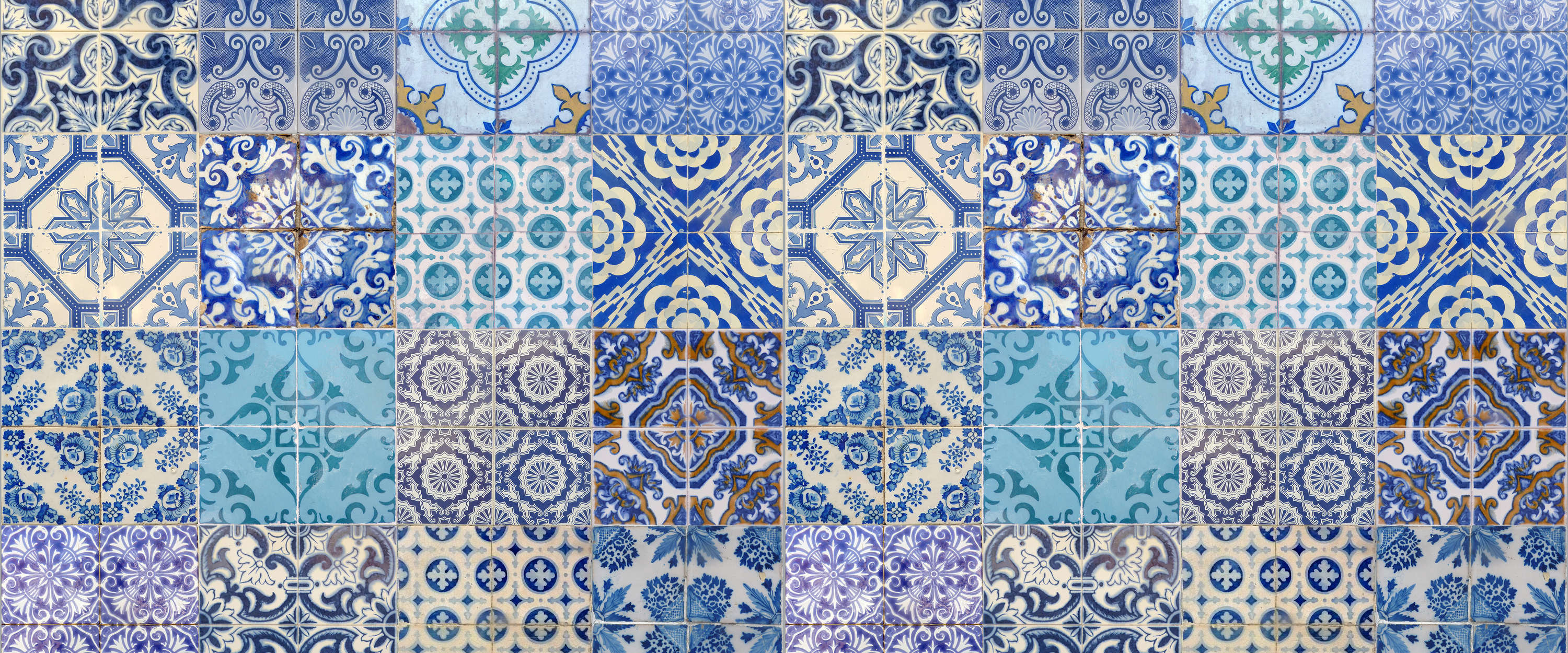             Photo wallpaper tile look blue white vintage mosaic pattern
        