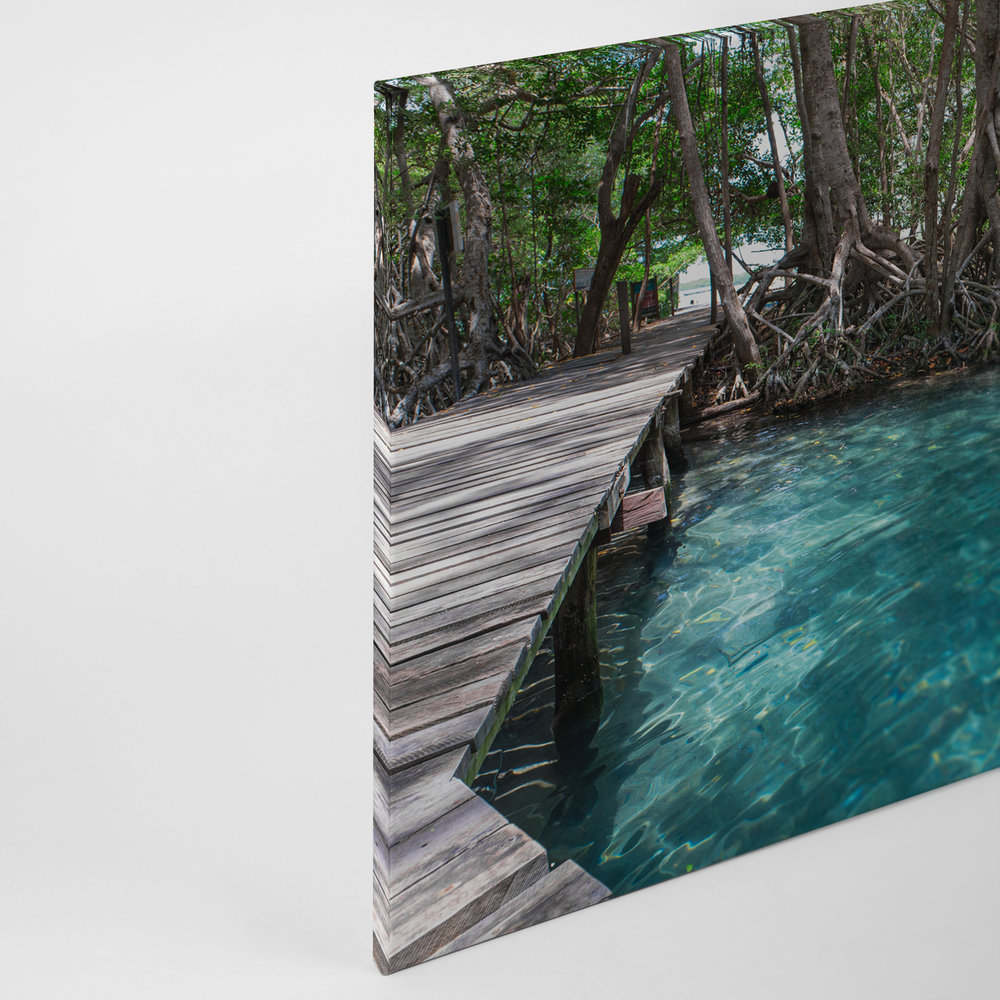             Canvas met houten pad over een meer in de jungle - 0,90 m x 0,60 m
        