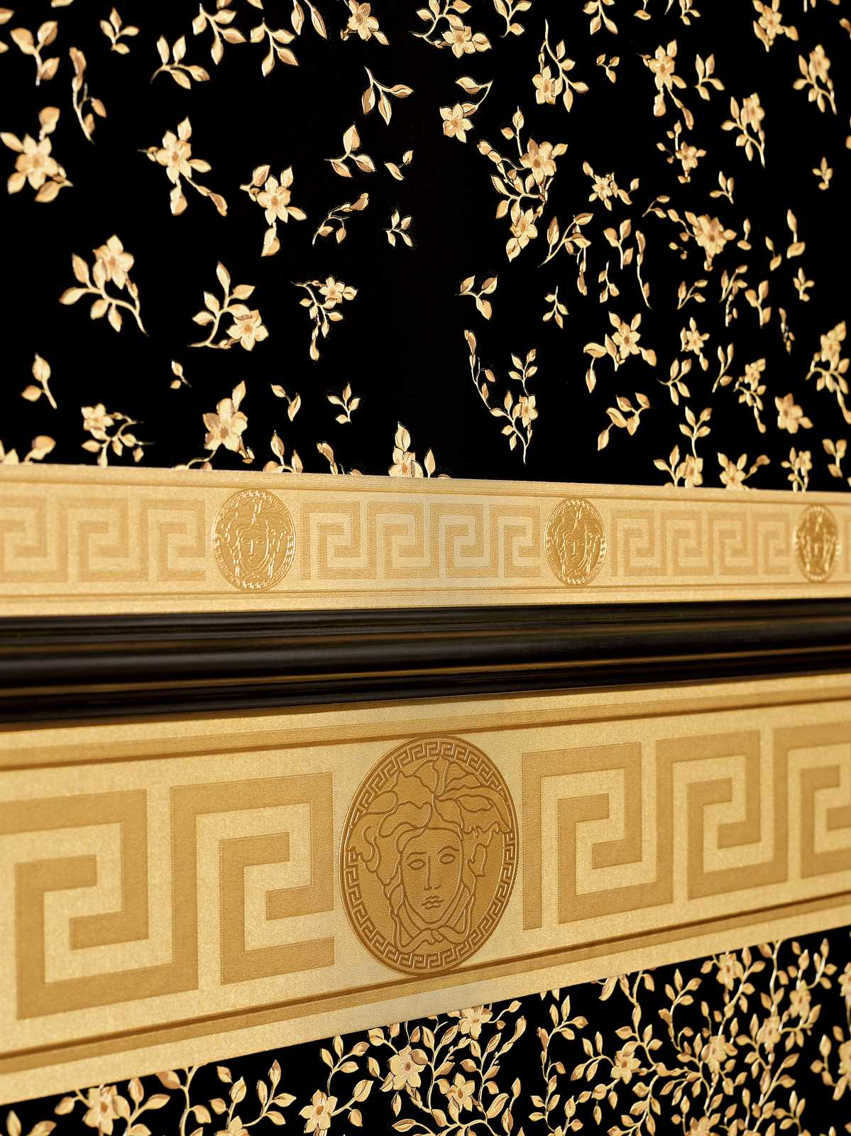             Papel pintado VERSACE dorado con diseño de Medusa - metálico
        