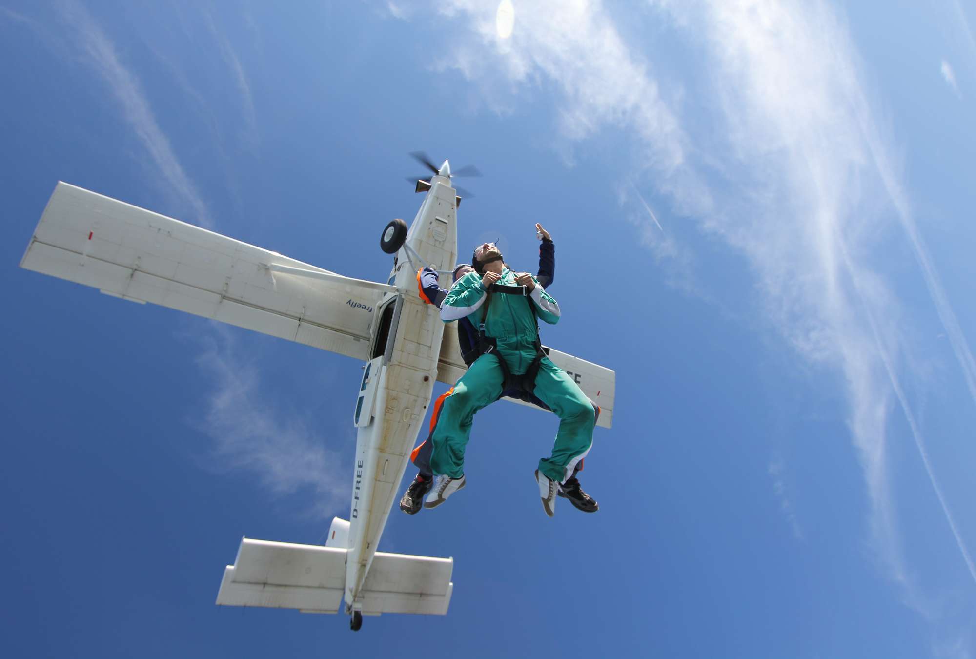             Fondo de pantalla de Paracaídas - Salto en tándem y vista al cielo
        